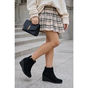 CROCS Leigh Ankle Boots Booties Shoes Wedge Suede Leather Size 9 3”